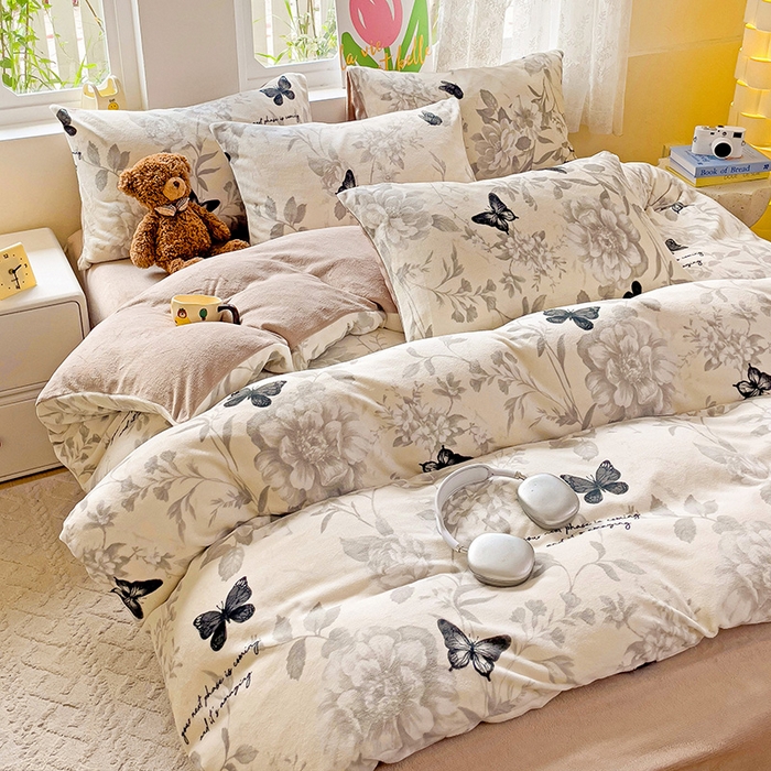 91家纺网 家纺一手货源 找家纺 暖芯优选 2025新款小清新加厚高克重牛奶绒四件套直播热款电商热款 蝴蝶飞舞