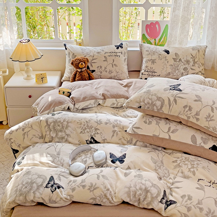 91家纺网 家纺一手货源 找家纺 暖芯优选 2025新款小清新加厚高克重牛奶绒四件套直播热款电商热款 蝴蝶飞舞