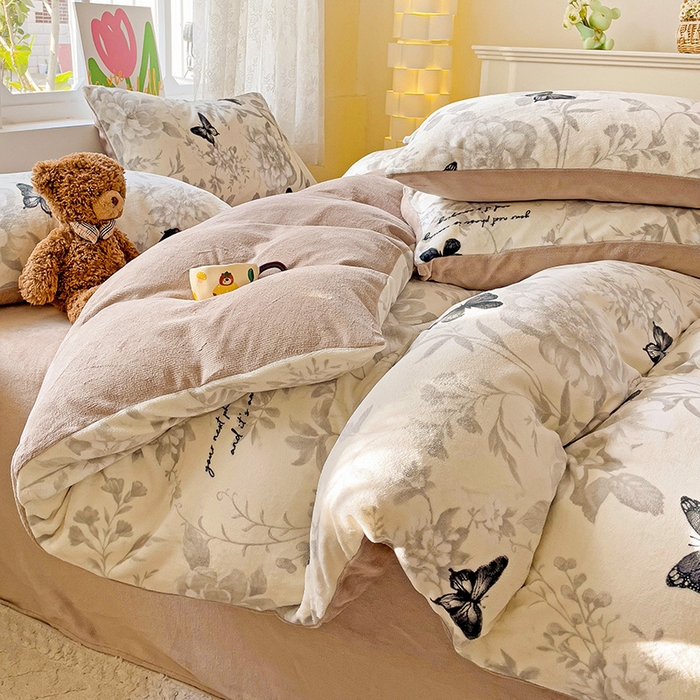 91家纺网 家纺一手货源 找家纺 暖芯优选 2025新款小清新加厚高克重牛奶绒四件套直播热款电商热款 蝴蝶飞舞