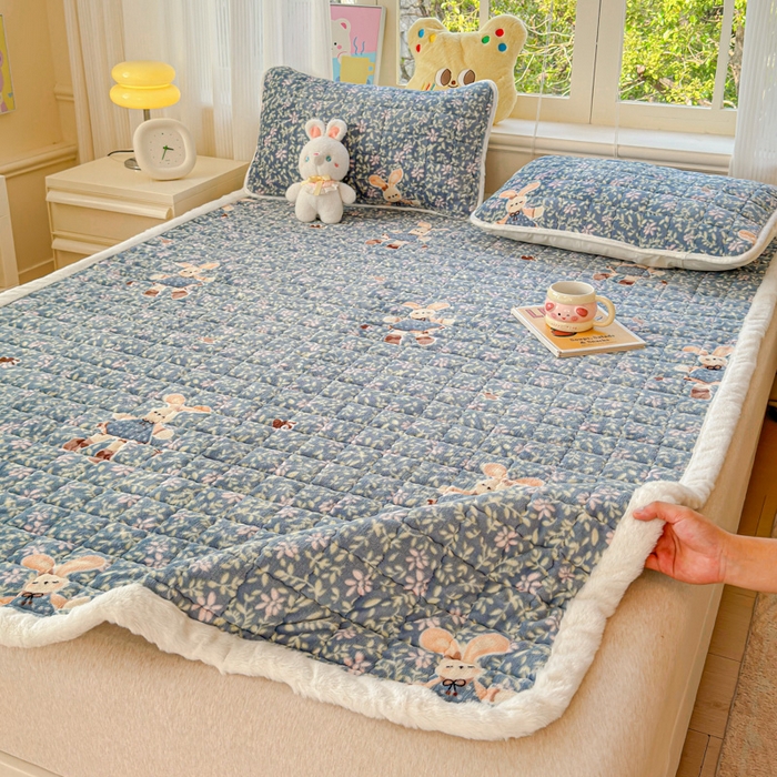 91家纺网 家纺一手货源 找家纺 澜妃 2025新款高克重牛奶绒可爱系床褥床护垫CHD CHD-背带兔