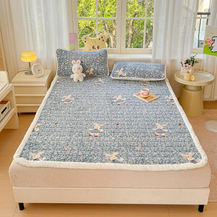 91家纺网 家纺一手货源 找家纺 澜妃 2025新款高克重牛奶绒可爱系床褥床护垫CHD CHD-背带兔