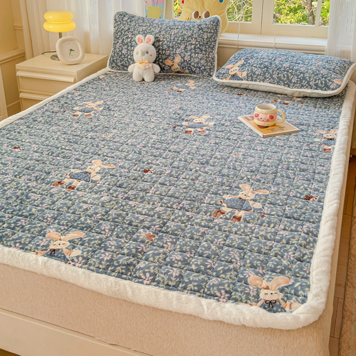 91家纺网 家纺一手货源 找家纺 澜妃 2025新款高克重牛奶绒可爱系床褥床护垫CHD CHD-背带兔