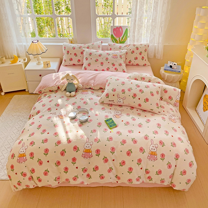 91家纺网 家纺一手货源 找家纺 暖芯优选 2025新款小清新加厚高克重牛奶绒四件套直播热款电商热款 花园兔兔