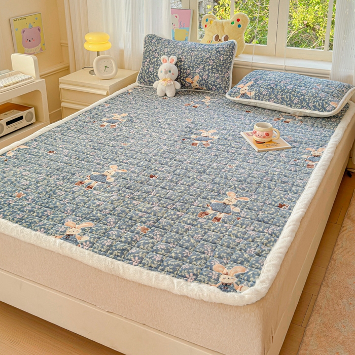 91家纺网 家纺一手货源 找家纺 澜妃 2025新款高克重牛奶绒可爱系床褥床护垫CHD CHD-背带兔