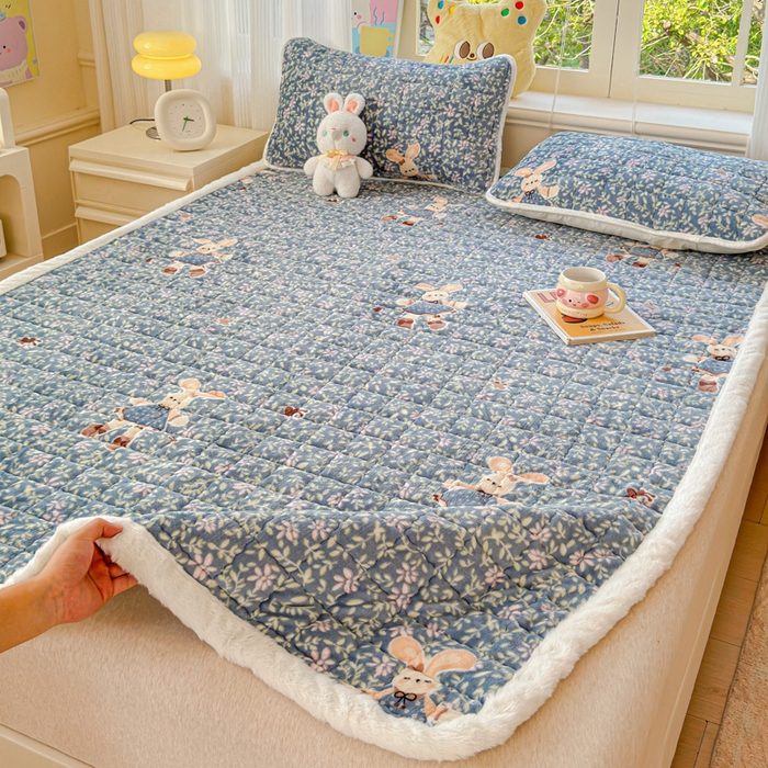 91家纺网 家纺一手货源 找家纺 澜妃 2025新款高克重牛奶绒可爱系床褥床护垫CHD CHD-背带兔