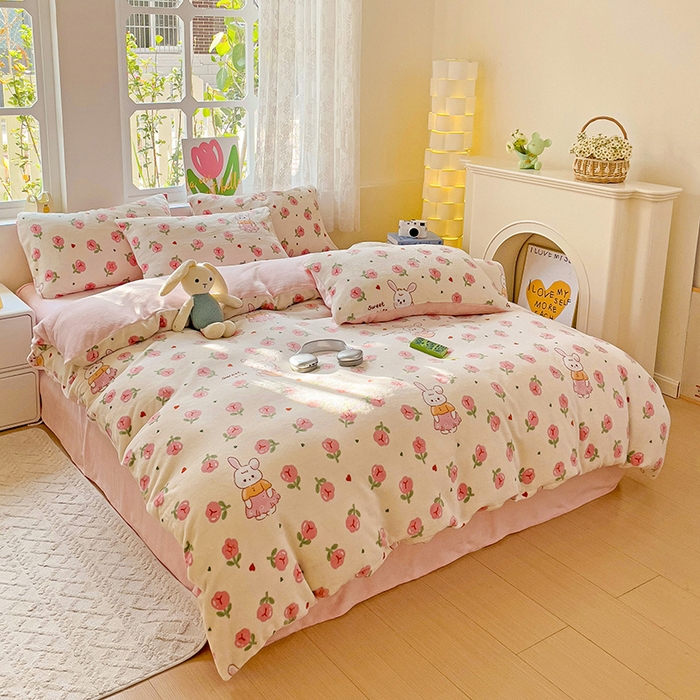 91家纺网 家纺一手货源 找家纺 暖芯优选 2025新款小清新加厚高克重牛奶绒四件套直播热款电商热款 花园兔兔