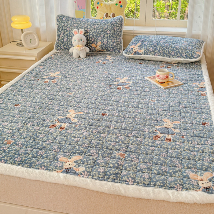 91家纺网 家纺一手货源 找家纺 澜妃 2025新款高克重牛奶绒可爱系床褥床护垫CHD CHD-背带兔