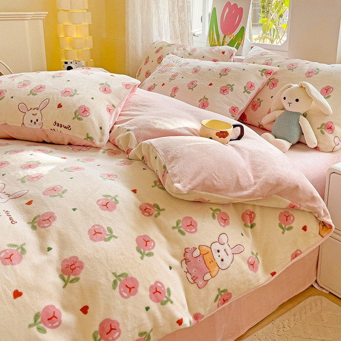 91家纺网 家纺一手货源 找家纺 暖芯优选 2025新款小清新加厚高克重牛奶绒四件套直播热款电商热款 花园兔兔