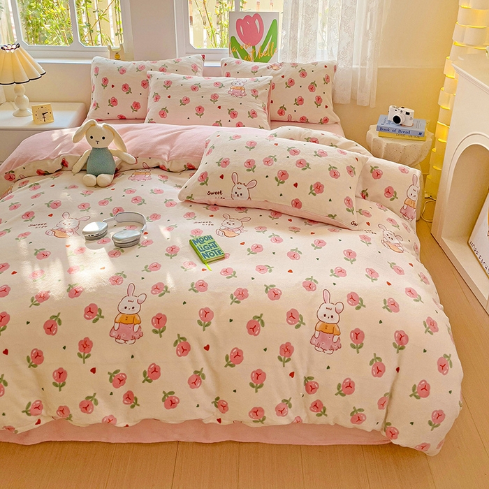 91家纺网 家纺一手货源 找家纺 暖芯优选 2025新款小清新加厚高克重牛奶绒四件套直播热款电商热款 花园兔兔