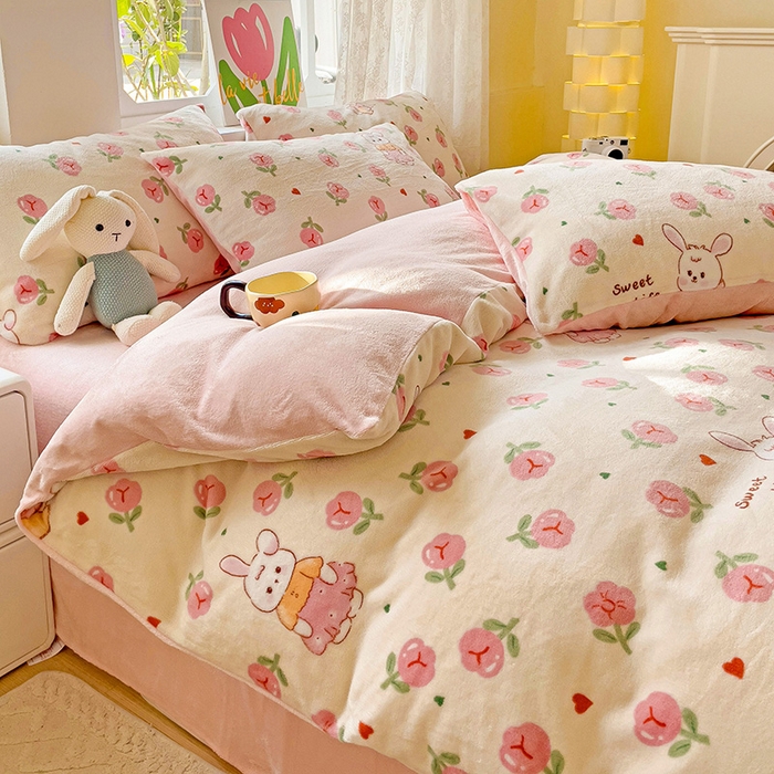 91家纺网 家纺一手货源 找家纺 暖芯优选 2025新款小清新加厚高克重牛奶绒四件套直播热款电商热款 花园兔兔