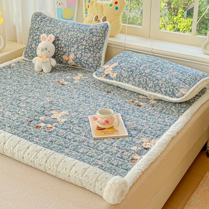 91家纺网 家纺一手货源 找家纺 澜妃 2025新款高克重牛奶绒可爱系床褥床护垫CHD CHD-背带兔