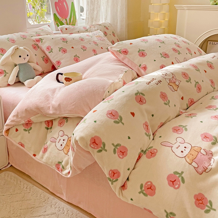 91家纺网 家纺一手货源 找家纺 暖芯优选 2025新款小清新加厚高克重牛奶绒四件套直播热款电商热款 花园兔兔