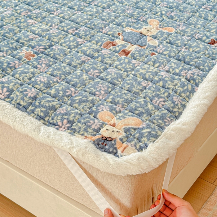 91家纺网 家纺一手货源 找家纺 澜妃 2025新款高克重牛奶绒可爱系床褥床护垫CHD CHD-背带兔