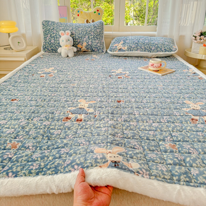 91家纺网 家纺一手货源 找家纺 澜妃 2025新款高克重牛奶绒可爱系床褥床护垫CHD CHD-背带兔