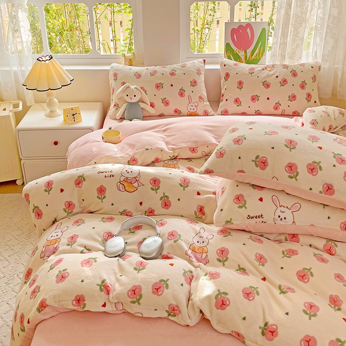 91家纺网 家纺一手货源 找家纺 暖芯优选 2025新款小清新加厚高克重牛奶绒四件套直播热款电商热款 花园兔兔