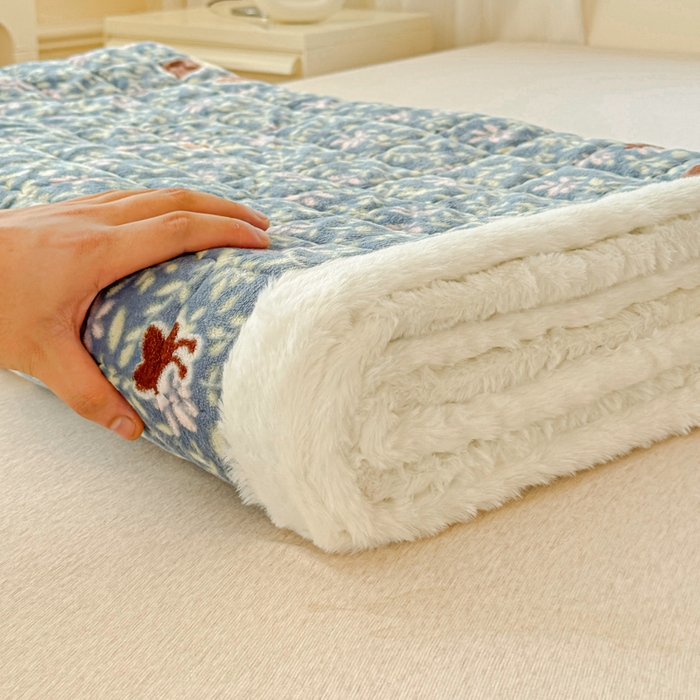 91家纺网 家纺一手货源 找家纺 澜妃 2025新款高克重牛奶绒可爱系床褥床护垫CHD CHD-背带兔