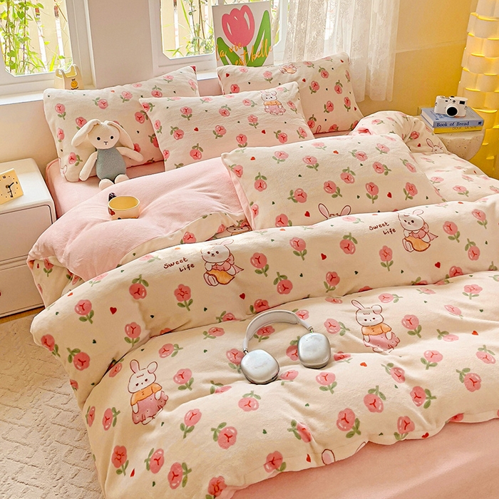 91家纺网 家纺一手货源 找家纺 暖芯优选 2025新款小清新加厚高克重牛奶绒四件套直播热款电商热款 花园兔兔