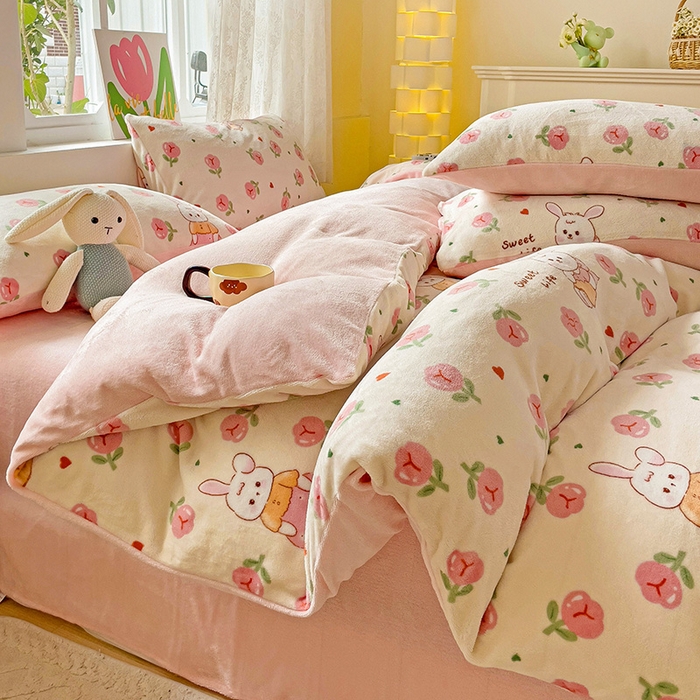 91家纺网 家纺一手货源 找家纺 暖芯优选 2025新款小清新加厚高克重牛奶绒四件套直播热款电商热款 花园兔兔