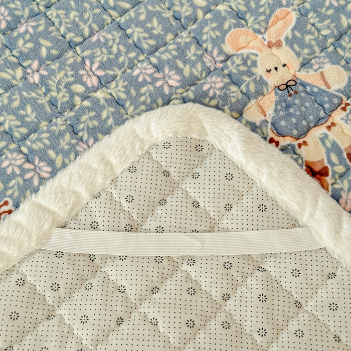 91家纺网 家纺一手货源 找家纺 澜妃 2025新款高克重牛奶绒可爱系床褥床护垫CHD CHD-背带兔