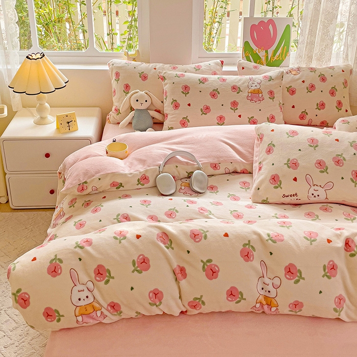 91家纺网 家纺一手货源 找家纺 暖芯优选 2025新款小清新加厚高克重牛奶绒四件套直播热款电商热款 花园兔兔