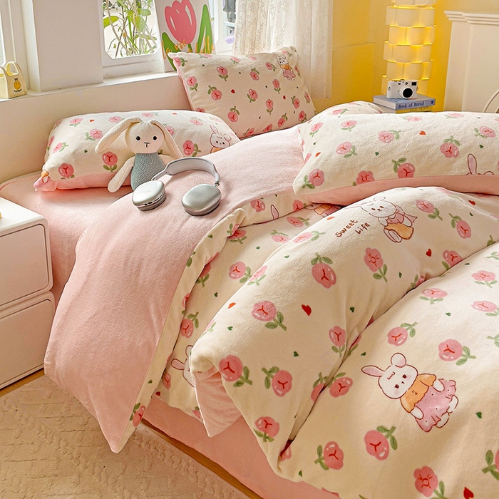 91家纺网 家纺一手货源 找家纺 暖芯优选 2025新款小清新加厚高克重牛奶绒四件套直播热款电商热款 花园兔兔