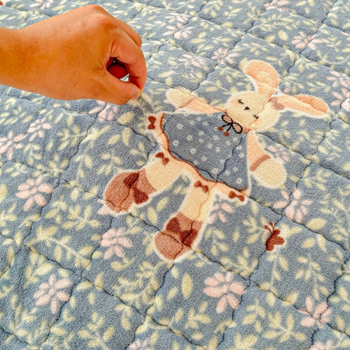 91家纺网 家纺一手货源 找家纺 澜妃 2025新款高克重牛奶绒可爱系床褥床护垫CHD CHD-背带兔