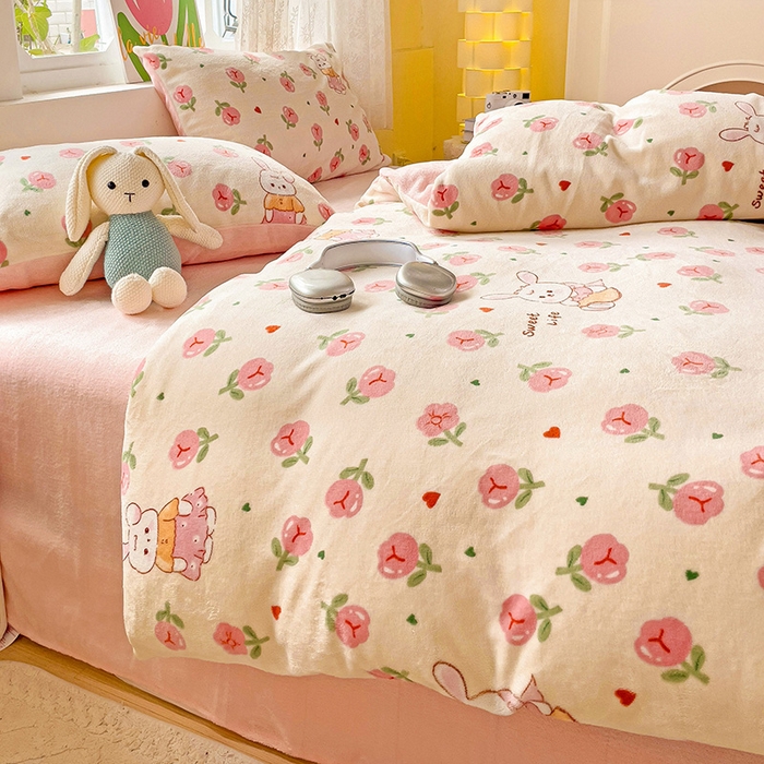 91家纺网 家纺一手货源 找家纺 暖芯优选 2025新款小清新加厚高克重牛奶绒四件套直播热款电商热款 花园兔兔