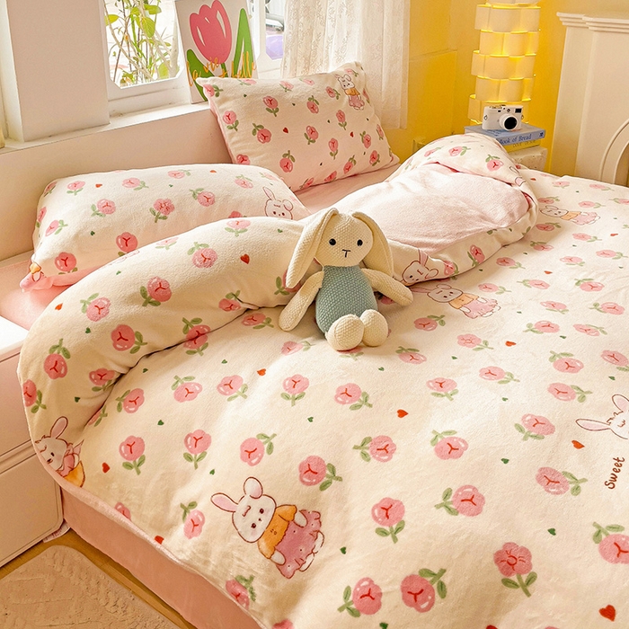 91家纺网 家纺一手货源 找家纺 暖芯优选 2025新款小清新加厚高克重牛奶绒四件套直播热款电商热款 花园兔兔