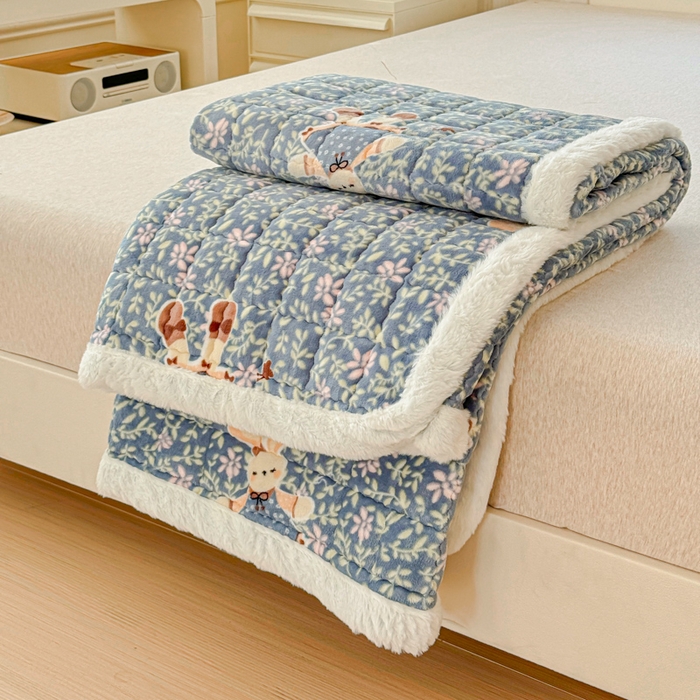 91家纺网 家纺一手货源 找家纺 澜妃 2025新款高克重牛奶绒可爱系床褥床护垫CHD CHD-背带兔