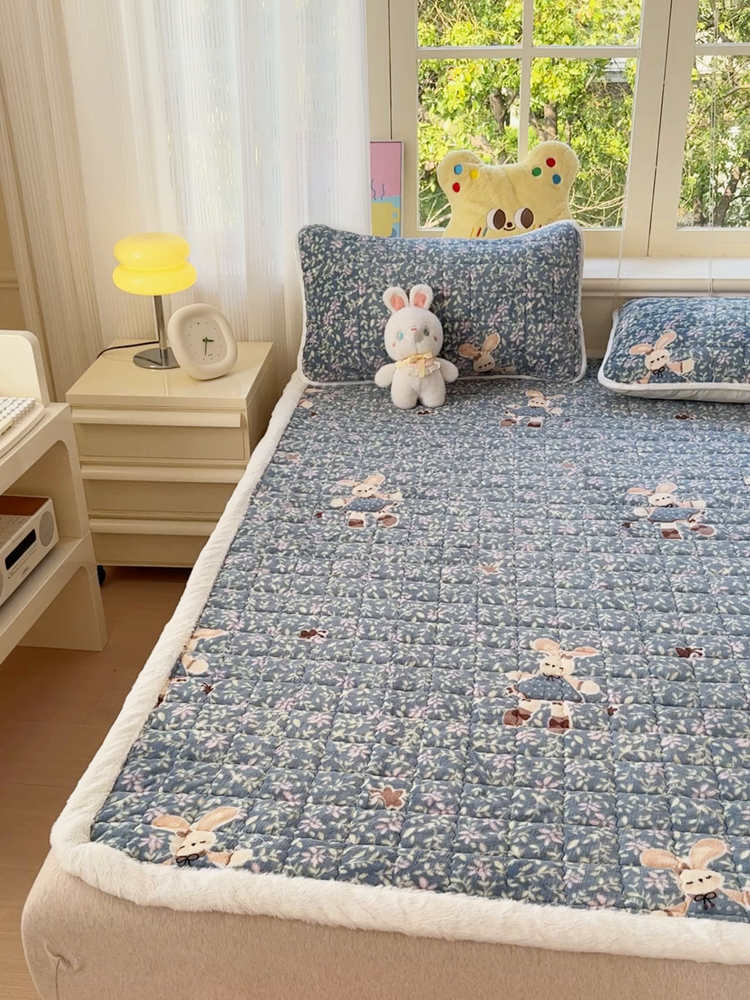 91家纺网 家纺一手货源 找家纺 澜妃 2025新款高克重牛奶绒可爱系床褥床护垫CHD CHD-背带兔