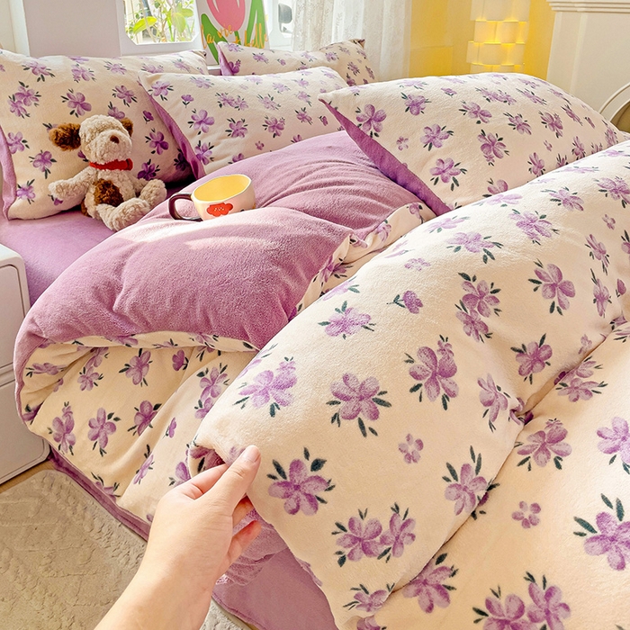 91家纺网 家纺一手货源 找家纺 暖芯优选 2025新款小清新加厚高克重牛奶绒四件套直播热款电商热款 江南溪暮