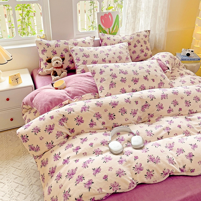 91家纺网 家纺一手货源 找家纺 暖芯优选 2025新款小清新加厚高克重牛奶绒四件套直播热款电商热款 江南溪暮