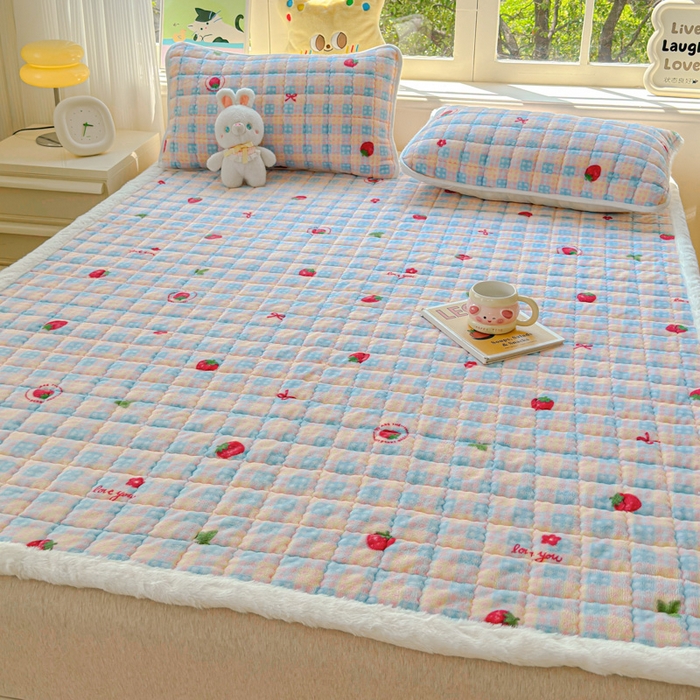 91家纺网 家纺一手货源 找家纺 澜妃 2025新款高克重牛奶绒可爱系床褥床护垫CHD CHD-草莓软心