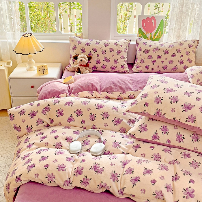 91家纺网 家纺一手货源 找家纺 暖芯优选 2025新款小清新加厚高克重牛奶绒四件套直播热款电商热款 江南溪暮