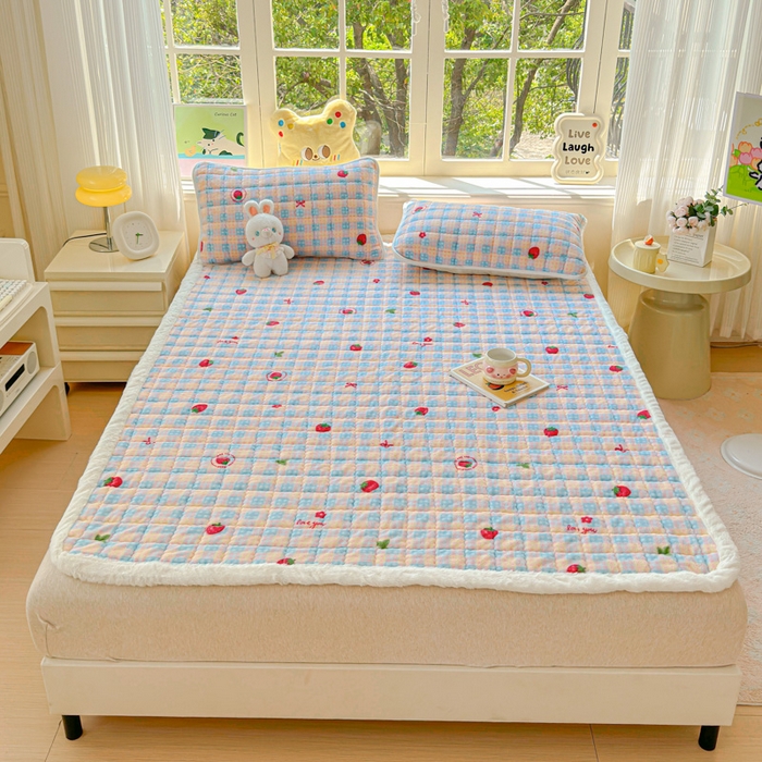 91家纺网 家纺一手货源 找家纺 澜妃 2025新款高克重牛奶绒可爱系床褥床护垫CHD CHD-草莓软心