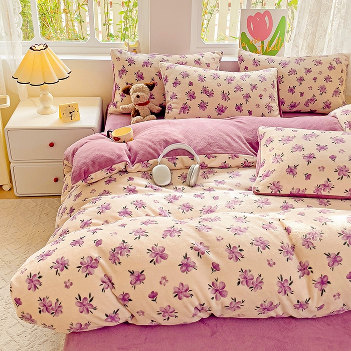 91家纺网 家纺一手货源 找家纺 暖芯优选 2025新款小清新加厚高克重牛奶绒四件套直播热款电商热款 江南溪暮