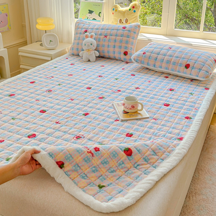 91家纺网 家纺一手货源 找家纺 澜妃 2025新款高克重牛奶绒可爱系床褥床护垫CHD CHD-草莓软心