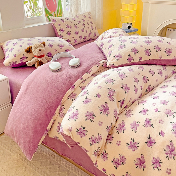 91家纺网 家纺一手货源 找家纺 暖芯优选 2025新款小清新加厚高克重牛奶绒四件套直播热款电商热款 江南溪暮