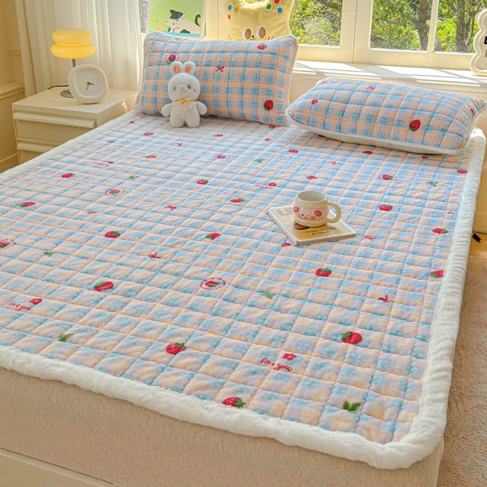 91家纺网 家纺一手货源 找家纺 澜妃 2025新款高克重牛奶绒可爱系床褥床护垫CHD CHD-草莓软心