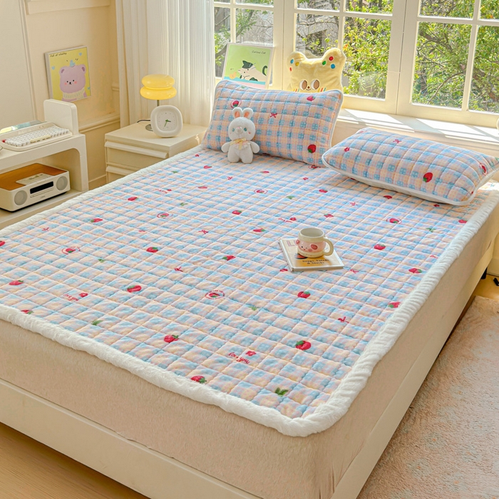 91家纺网 家纺一手货源 找家纺 澜妃 2025新款高克重牛奶绒可爱系床褥床护垫CHD CHD-草莓软心