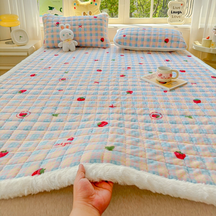 91家纺网 家纺一手货源 找家纺 澜妃 2025新款高克重牛奶绒可爱系床褥床护垫CHD CHD-草莓软心