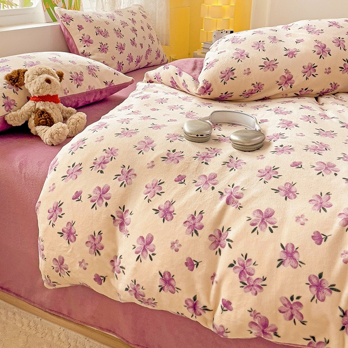 91家纺网 家纺一手货源 找家纺 暖芯优选 2025新款小清新加厚高克重牛奶绒四件套直播热款电商热款 江南溪暮