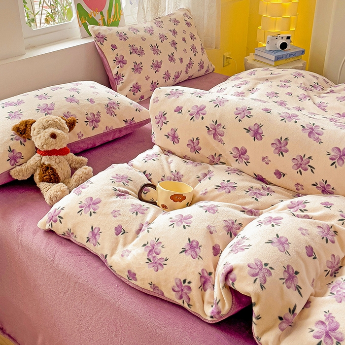 91家纺网 家纺一手货源 找家纺 暖芯优选 2025新款小清新加厚高克重牛奶绒四件套直播热款电商热款 江南溪暮