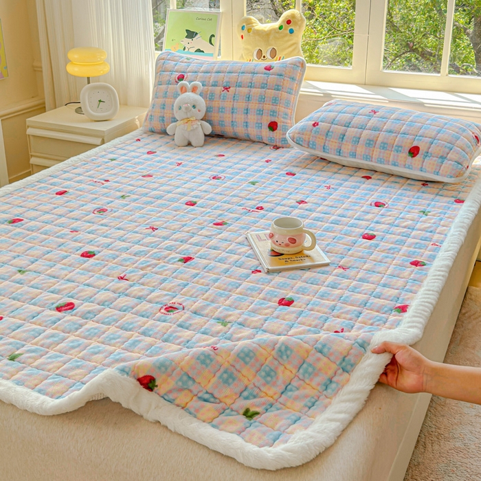 91家纺网 家纺一手货源 找家纺 澜妃 2025新款高克重牛奶绒可爱系床褥床护垫CHD CHD-草莓软心