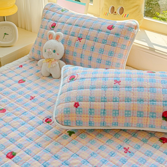 91家纺网 家纺一手货源 找家纺 澜妃 2025新款高克重牛奶绒可爱系床褥床护垫CHD CHD-草莓软心