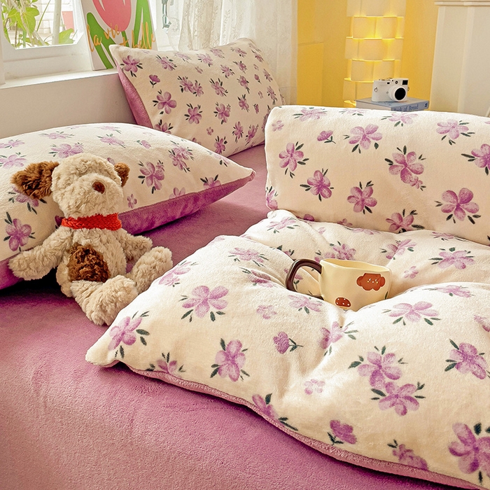 91家纺网 家纺一手货源 找家纺 暖芯优选 2025新款小清新加厚高克重牛奶绒四件套直播热款电商热款 江南溪暮