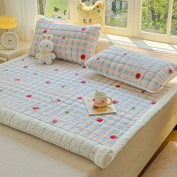 91家纺网 家纺一手货源 找家纺 澜妃 2025新款高克重牛奶绒可爱系床褥床护垫CHD CHD-草莓软心