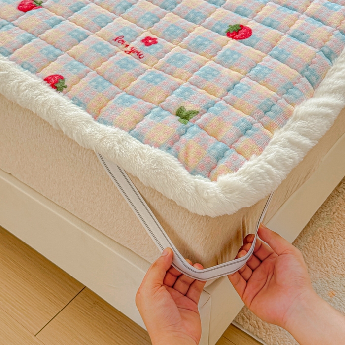 91家纺网 家纺一手货源 找家纺 澜妃 2025新款高克重牛奶绒可爱系床褥床护垫CHD CHD-草莓软心