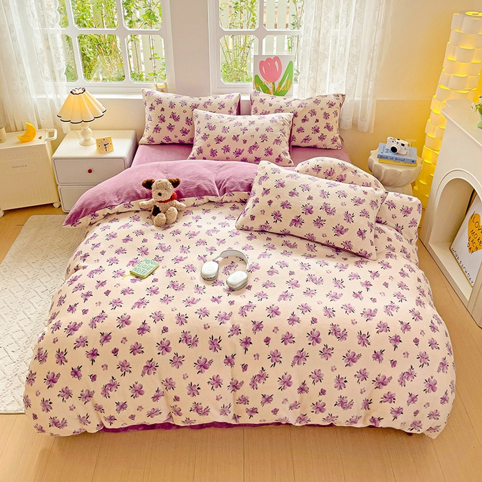 91家纺网 家纺一手货源 找家纺 暖芯优选 2025新款小清新加厚高克重牛奶绒四件套直播热款电商热款 江南溪暮