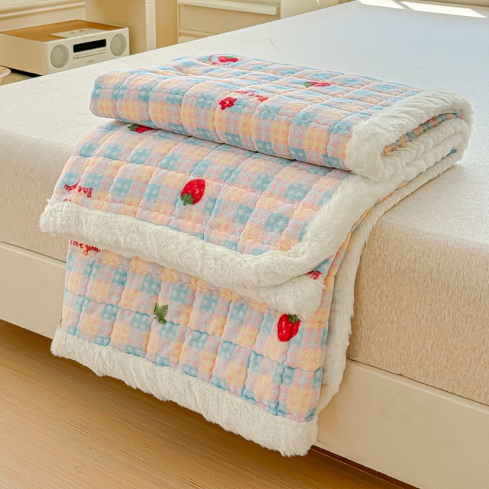 91家纺网 家纺一手货源 找家纺 澜妃 2025新款高克重牛奶绒可爱系床褥床护垫CHD CHD-草莓软心